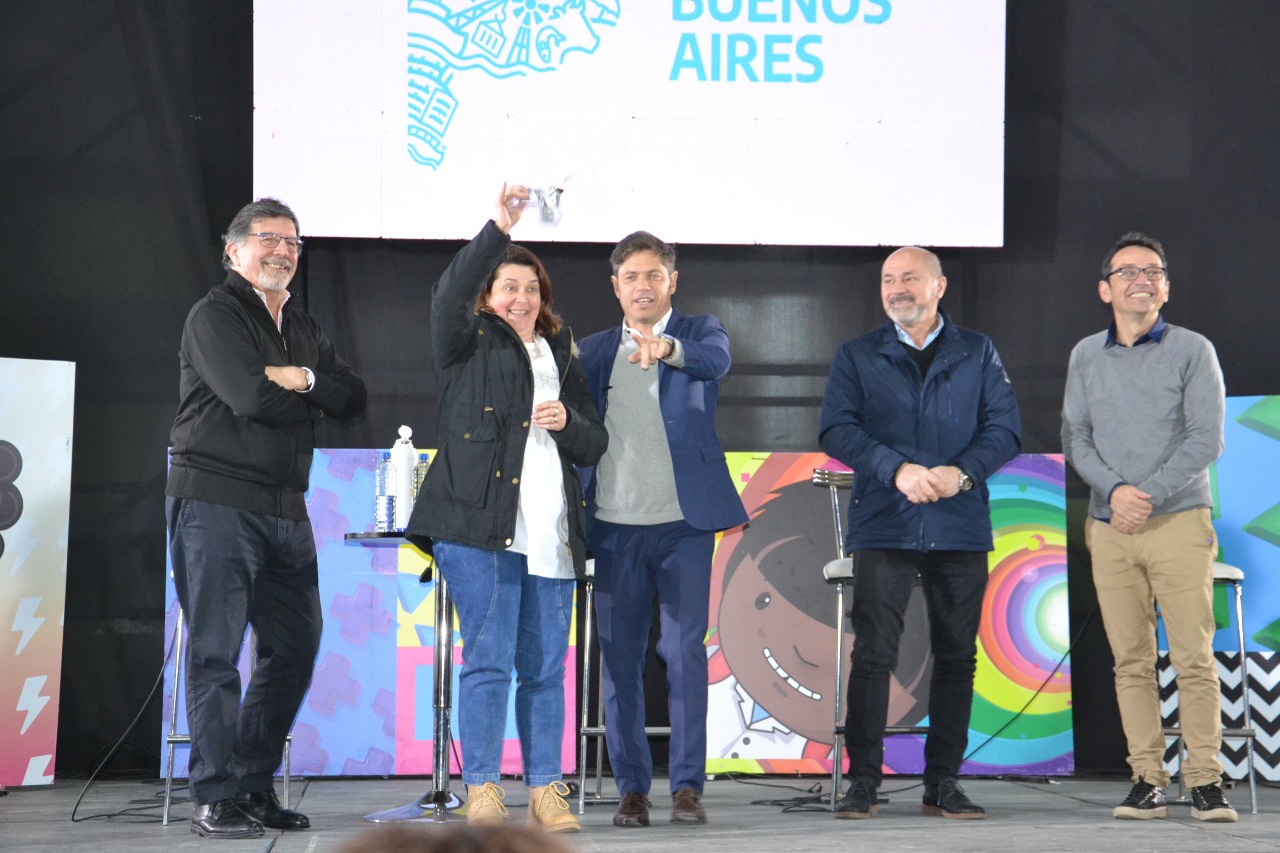 La Escuela Recibi De La Provincia Una Combi Km En El D A De La